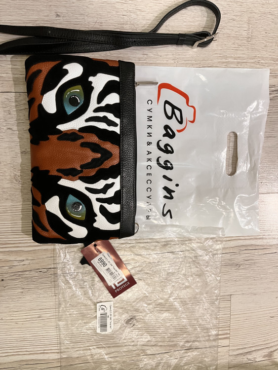 У мен это вторая сумка такой конструкции, очень вместительная несмотря на то, что похожа на клатч. Ношу её без плечевого ремня