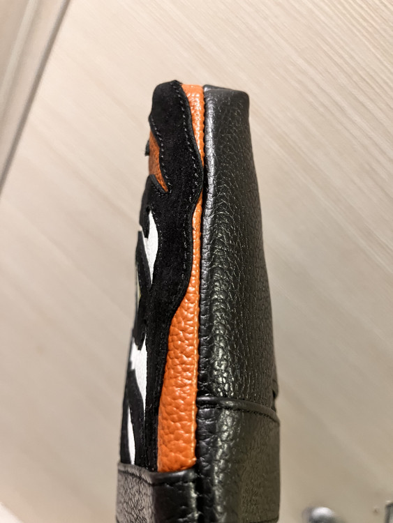 Бок. Черная сторона очень практичная.